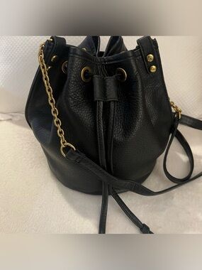 🩷 Hobo PIER BUCKET CROSSBODY IN BLACK Leather/ Gold
Hardware🩷